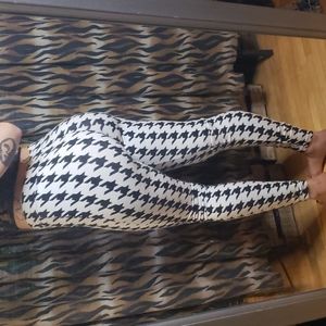 Houndstooth Pattern Leggings Black and White